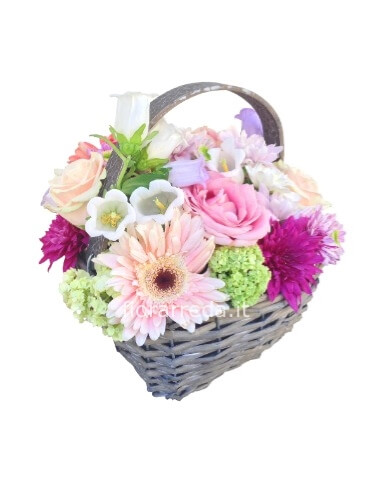 Cestino di fiori freschi assortiti.
